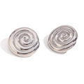 Boucles d'oreilles en acier inoxydable poli argenté avec un design en spirale 3D sur fond blanc - Boucles d'oreilles clous spirale - Couleur Acier