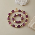 Dettaglio del set di gioielli con perle in resina viola marmorizzata e perle dorate - Stile Motivo Marmo Viola (KN0616-8)