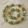 Collana fatta a mano con cubi di marmo verde oliva e perle dorate irregolari a spirale - Stile Motivo Marmo Verde Oliva (KN0616-12)