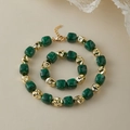 Dettaglio ravvicinato di perle verdi trama malachite con distanziali in metallo dorato martellato - Stile Texture Malachite Verde Scuro (KN0616-13)