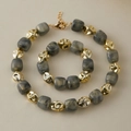 Set di gioielli due pezzi con perle quadrate in marmo grigio e perle dorate irregolari - Stile Motivo Marmo Grigio (KN0616-14)
