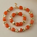 Set di gioielli fatto a mano con perle in marmo arancione e dettagli dorati irregolari - Stile Motivo Marmo Arancione (KN0616-15)