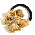 Elegante coletero de flor bañada en oro de 18K con circonitas y banda elástica negra - Dorado