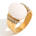 Anello retrò in acciaio placcato oro 18K con conchiglia bianca e intarsio di zirconi - US 6 / Strass Acrilico Ovale (Bianco Oro)