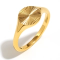 Bague chevalière en acier plaqué or 18K avec un design de soleil rayonnant gravé dessus - Bague Ronde Rayonnante