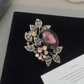 Dettaglio della spilla a foglia d'olivo vintage con gemma viola e strass colorati - Foglia d'Olivo Retro Viola