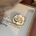 Elegante spilla a camelia in oro opaco con cristalli dal raffinato design retrò - Spilla a Fiore / Oro