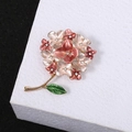 Elegante spilla a ortensia con petali in smalto rosa e cristalli lucenti su sfondo nero - Rosso