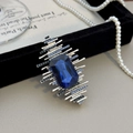Macro spilla vintage con cristallo blu intenso e raggi metallici in finitura argento - Blu
