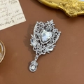 Detailansicht einer Vintage-Palaststil-Brosche aus Silber mit Kristallen auf Lederhintergrund - Silber