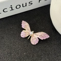 Details einer Vintage-Schmetterlingsbrosche mit Farbverlauf-Emaille, Strass und Perle - Rosa Emaille Schmetterling