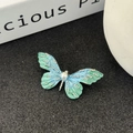 Detailaufnahme der blau-grünen Emaille-Schmetterlingsbrosche mit Kristallen und Perle - Blau Emaille Schmetterling