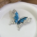 Detailansicht der eleganten blauen Schmetterlingsbrosche mit Kristallen und Metall - Blauer Schmetterling