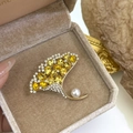 Detalle de broche de ginkgo con gemas amarillas, pequeños diamantes y una perla fina - Hoja de Ginkgo Amarillo Dorado