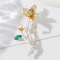 Exquise emaille bloem broche met strasstenen en groen edelsteenblad op witte basis - Wit