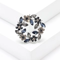 Detaillierte Makroansicht der Olivenblatt-Brosche mit blauen und grauen Kristallen - Grau