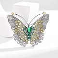 Broche papillon argentée exquise ornée de pierres précieuses vertes, jaunes et blanches - Style Papillon Argent Vert