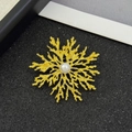 Dettaglio spilla a fiocco di neve dorata vintage con texture opaca e perla centrale - Oro (Perla Bianca)