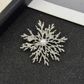 Dettaglio ravvicinato della spilla fiocco di neve argento con perla su sfondo nero - Argento (Perla Bianca)