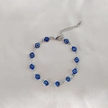 Dettaglio del bracciale occhio greco con ciondoli in smalto blu e catena regolabile - Blu Scuro Argento