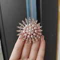 Elegante spilla a girasole in oro rosa con perle bianche e strass scintillanti - Oro rosa