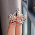 Détail de la broche couronne argentée avec strass clairs et accents arc-en-ciel - Argent (XZ0014-8)