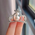 Détail de broche couronne argentée avec strass étincelants et perles blanches - Argent (XZ0014-10)