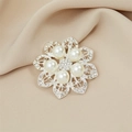 Dettaglio spilla a fiore con perle di cristallo e petali argento su seta beige - Argento