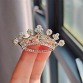 Gros plan détaillé d'une broche couronne dorée ornée de strass brillants et élégants - Or (XZ0014-13)