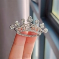 Gros plan de la broche couronne en alliage d'argent avec strass en cristal clair brillant - Argent (XZ0014-14)