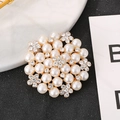 Dettaglio di spilla floreale dorata con perle bianche finte e piccoli cristalli - Stile Grappolo Floreale Tondo (XZ0004--Gold)