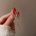 Eleganter Gold-Tulpen-Brosche mit matten roten Blüten und funkelnden weißen Kristallen - Tulpen-Brosche