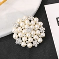 Dettaglio di un'elegante spilla floreale rotonda con perle e accenti di fiori di cristallo - Stile Grappolo Floreale Tondo (XZ0004--Silver)