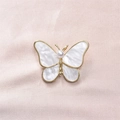 Makroaufnahme einer goldfarbenen Schmetterlingsbrosche mit Perlmuttflügeln und Perle - Schmetterling Perlmutt Perle Stil (BH15)