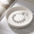 Elegante verstelbare zilveren armband met negen fonkelende ronde zirkonia steentjes - 9 Stones Minimalist / Zilver