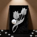 Elegante spilla a tulipano con strass scintillanti e una grande perla bianca intarsiata - Argento