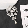 Detailansicht der silbernen Medaillen-Brosche mit Kristallen und Perlenanhänger - Strahlende Weizenperle Stil (BH02-Silver)