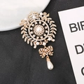 Detailansicht der Vintage-Brosche in Gold mit weißen Perlen und funkelnden Strasssteinen - Strahlende Weizenperle Stil (BH02-Gold)