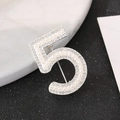 Nahaufnahme der silbernen Brosche in Form der Nummer 5 mit Strasssteinen und Perlen - Nummer 5 Perlen Strass Stil (BH06-Silver)