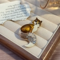Broche renard exquise avec émail ambre et strass étincelants sur présentoir en bois - Marron