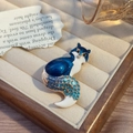 Vue détaillée d'une broche renard vintage avec émail bleu et strass en dégradé - Bleu
