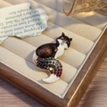 Détail macro de la broche renard rétro avec strass colorés et émail dans une boîte à bijoux - Noir