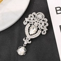 Dettaglio della spilla traforata color argento con strass a pera e motivi intricati - Stile Motivo Barocco Traforato (BH01-Silver)