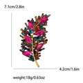 Broche de hoja con cristales multicolores y base dorada, medidas de 7,1 cm de altura - Colorido
