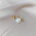 Squisita spilla ape dorata con perla bianca e strass su tessuto di seta rosa - Stile Ape Perla (XZ0035)