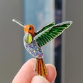 Spilla a forma di colibrì alla moda con ali in smalto colorato e strass di cristallo - Verde