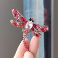 Vue macro d'une broche libellule rétro avec cristaux roses montrant sa taille - Petit Rose (XZ0207-7)