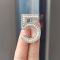 Eleganter Nummern 5 Broschen-Anstecker mit weißen Perlen und Kristallen in Silber - Silber Nummer 5