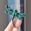 Vue rapprochée d'une broche libellule vintage avec cristaux verts et bleus sur argent - Petit Vert (XZ0207-3)