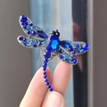 Gros plan détaillé d'une broche libellule avec cristaux bleus et monture en alliage argenté - Petit Bleu (XZ0207-4)